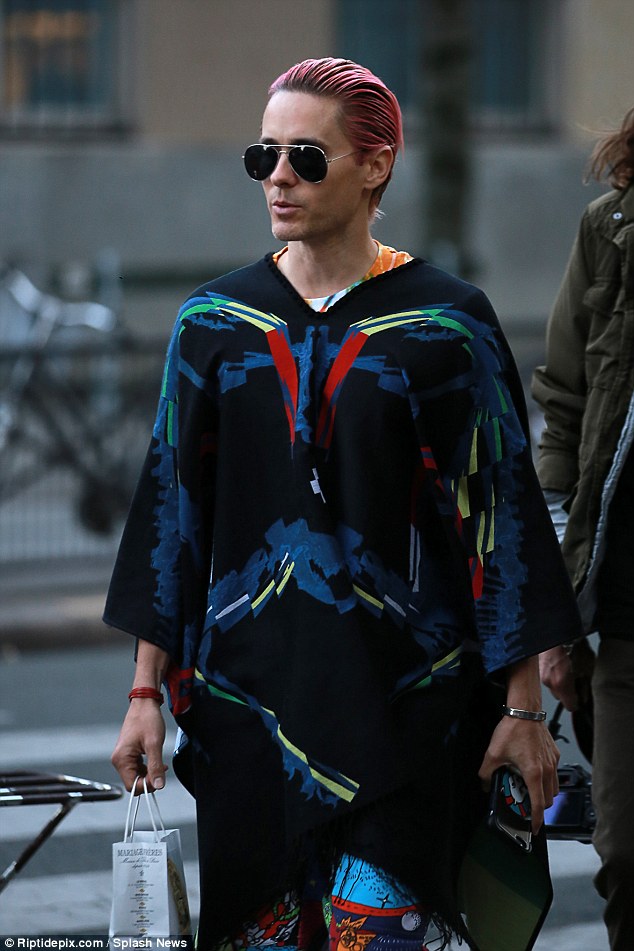 Jared destaca en Paris por su vestimenta llamativa!